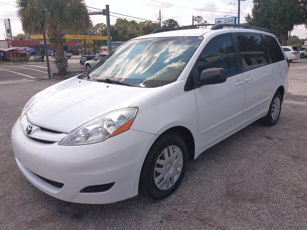 2008 Toyota Sienna LE's photo