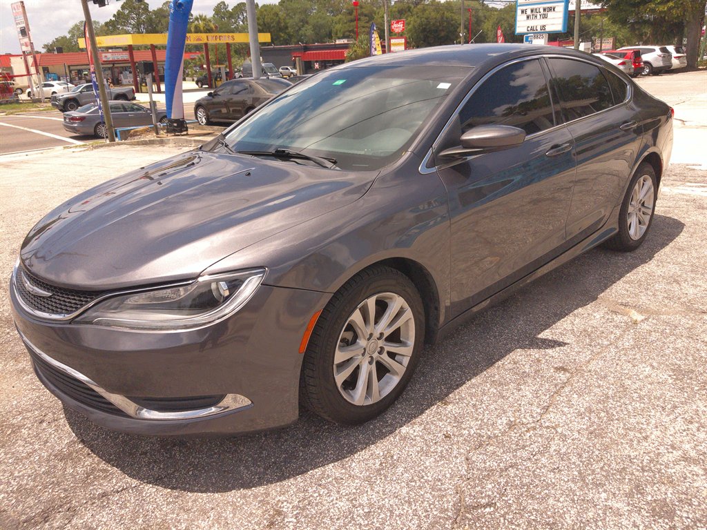 2016 Chrysler 200's photo